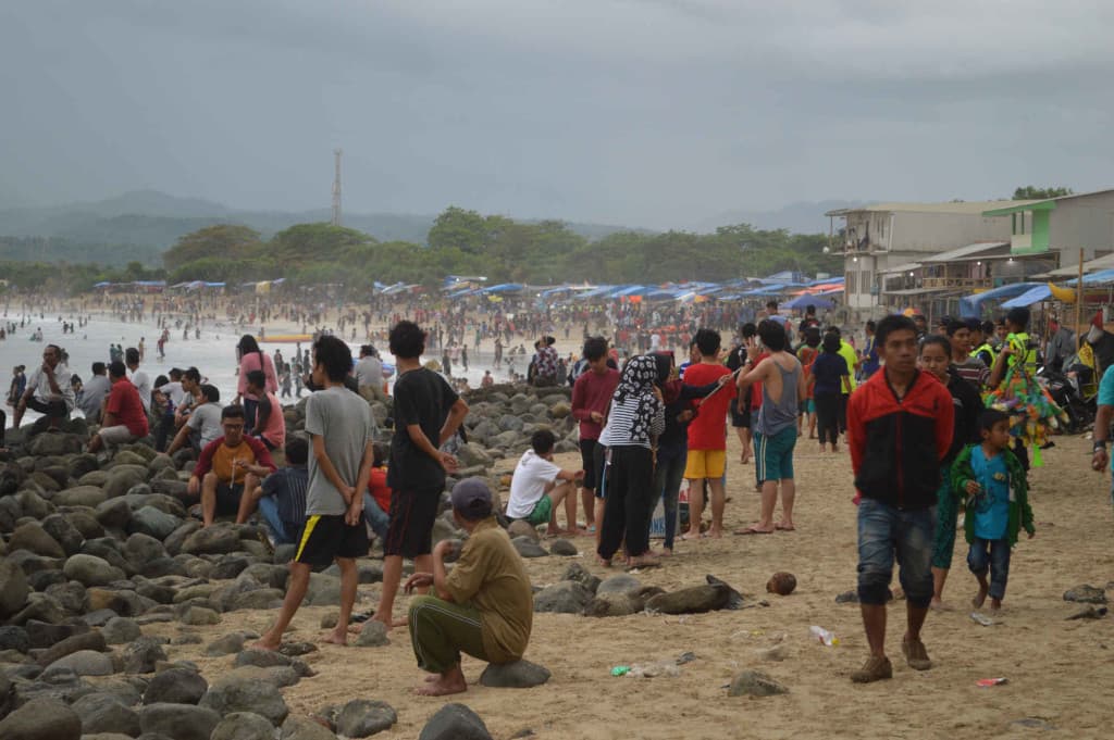 Suasana Tahun Baru 2016 Di Pantai Santolo